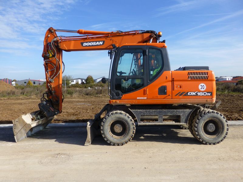 Doosan DX 160 W 2.jpg