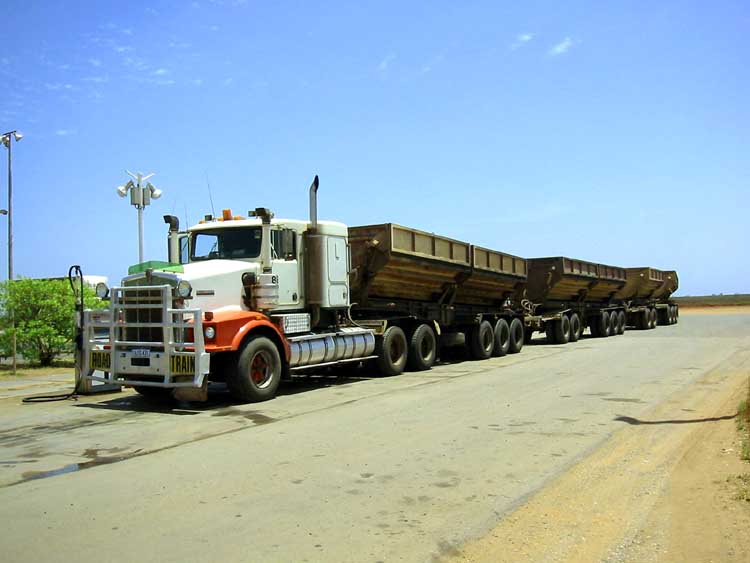 Kenworth_Roadtrain_Port_Headland.jpg