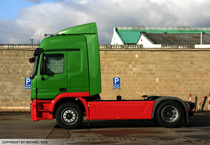 kick-actros-1-bauma.jpg