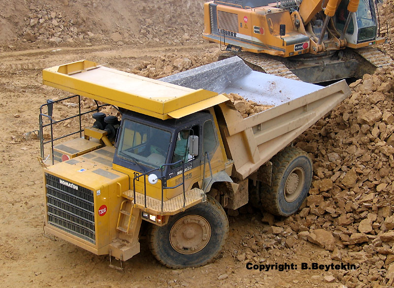 Komatsu_HD325-6_1.jpg