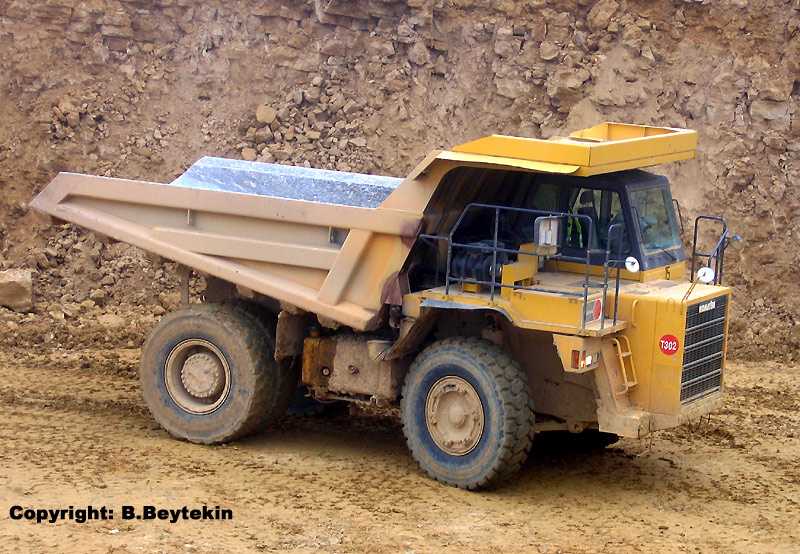 Komatsu_HD325-6_2.jpg