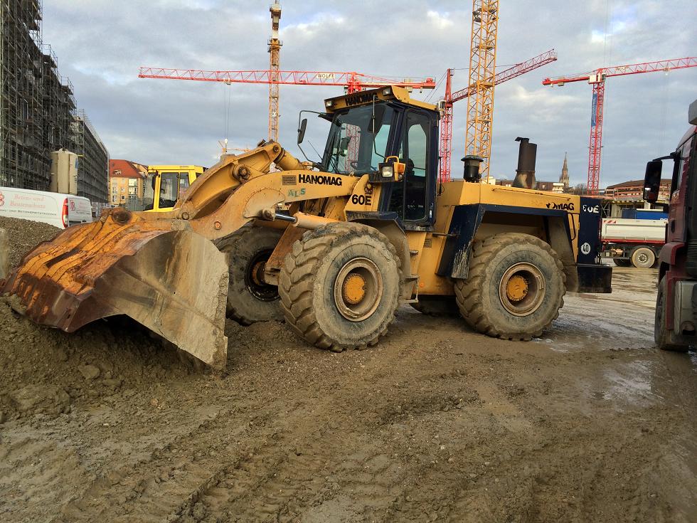 hanomag 80 e la culturista muscolosa esperta in spostamento colline Attachment