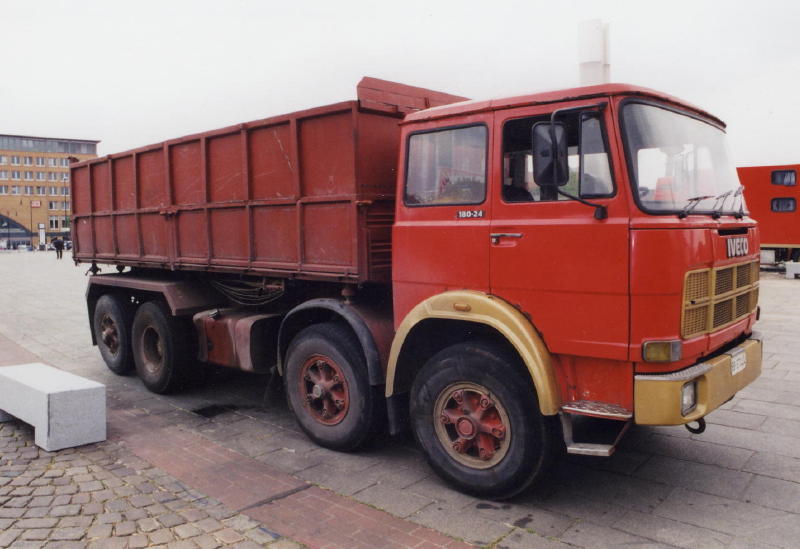 Iveco 180-24 American Circus (2).jpg