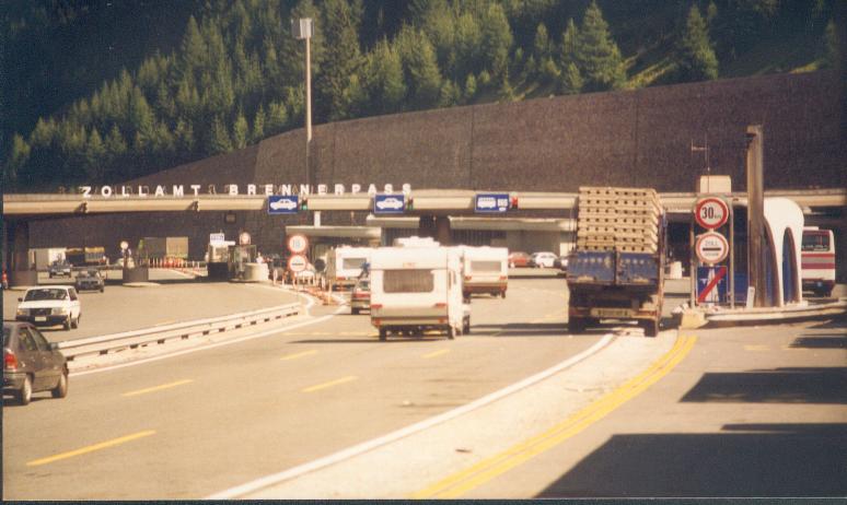 Zollamt Brenner Autobahn.jpg