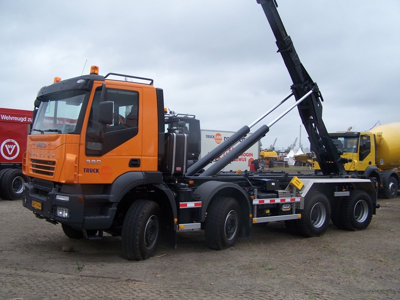 Iveco Trakker 380 8x4 -2.jpg